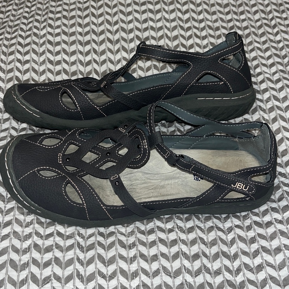 Comfy and cute sport sandals. - Picture 2 of 3